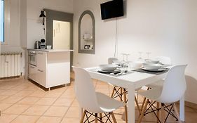 2 Rooms Next To A Market And Piazza Santa Croce - Homeunity